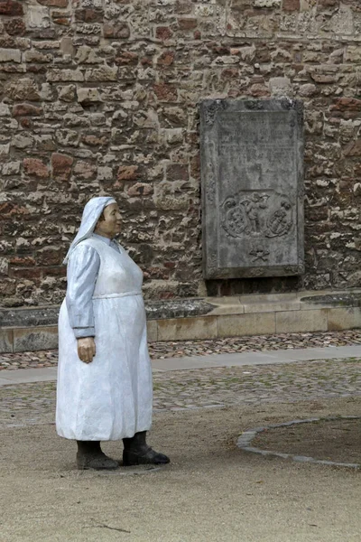 马格尼教堂广场的修女 — 图库照片