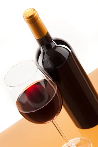 Yanında Şişe Olan Bir Kadeh Kırmızı Şarap — Stok fotoğraf