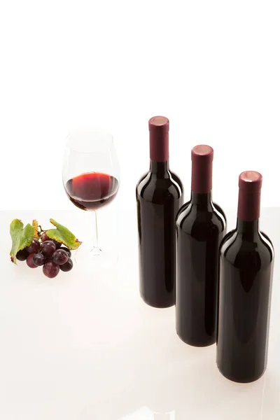 ワインボトル付きのガラスの赤ワイン — ストック写真