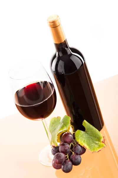 Rött Vin Glas Med Flaska Och Druvor — Stockfoto