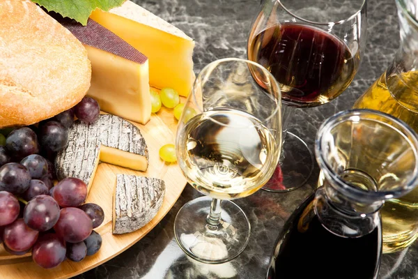 Comida Gourmet Prato Queijo Com Pão Vinho — Fotografia de Stock