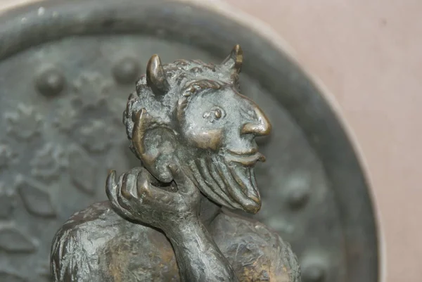 Figura Diabo Feita Bronze Uma Foto Detalhada — Fotografia de Stock