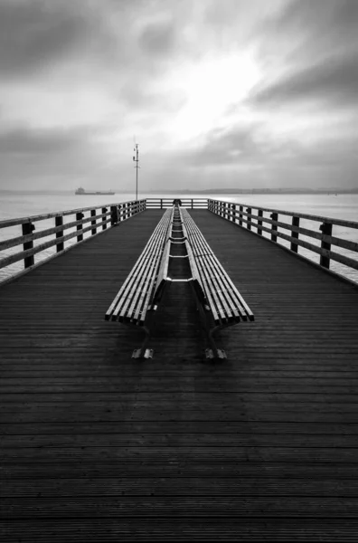 桟橋にベンチ — ストック写真