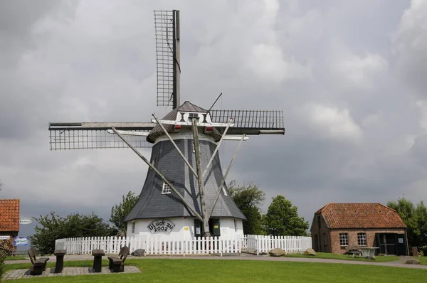 Naturskön Utsikt Över Landskapet Med Väderkvarnsbyggnad — Stockfoto