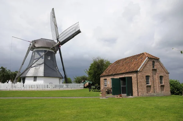 Naturskön Utsikt Över Landskapet Med Väderkvarnsbyggnad — Stockfoto