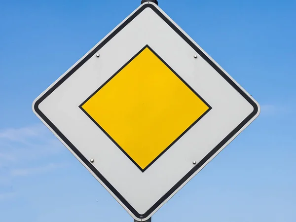 Žlutá Dopravní Značka Modré Obloze — Stock fotografie