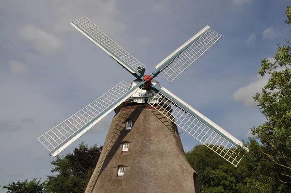 Malerischer Blick Auf Die Landschaft Mit Windmühlenbau — Stockfoto