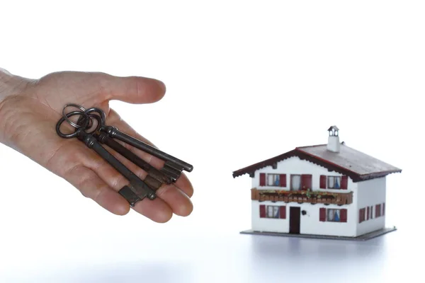 Hand Hält Einen Hausschlüssel Auf Weißem Hintergrund — Stockfoto