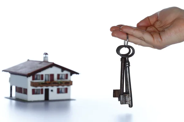 Mão Segurando Chaves Entregando Uma Chave Para Uma Casa — Fotografia de Stock