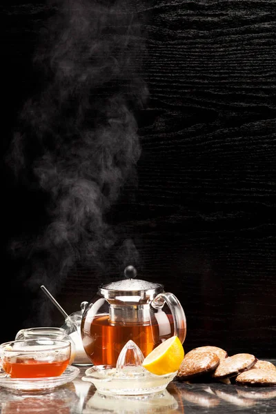 Heißer Dampfender Tee Mit Lebkuchen — Stockfoto