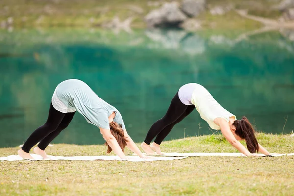 Two Women Doing Yoga Front Mountain Lake Alps — Stock Photo, Image