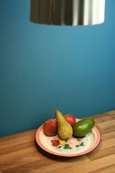 Een Bord Met Een Rode Appel Een Houten Tafel — Stockfoto