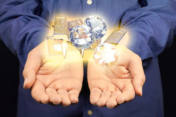 金とダイヤモンドは両手にマウスオーバー — ストック写真