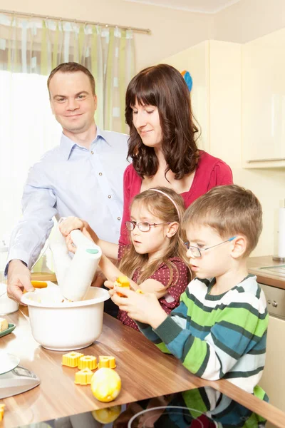 Młodzi Rodzice Piec Kuchni Dziećmi — Zdjęcie stockowe