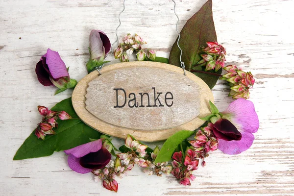 Houten Tafel Met Bloemen Tekst Gelukkig Pasen — Stockfoto