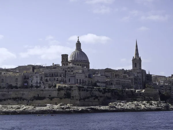 マルタはシチリア島と北アフリカ沿岸の間の地中海中央部に位置する群島である — ストック写真