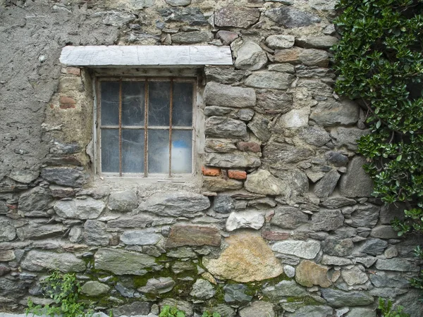 Frontalansicht Eines Alten Fensters Der Feldsteinmauer — Stockfoto