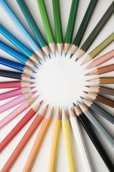 Runde Buntstifte Als Farbkreis Auf Zeichenpapier — Stockfoto