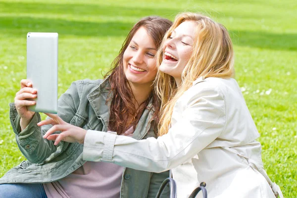 Duas Namoradas Com Tablet Parque — Fotografia de Stock