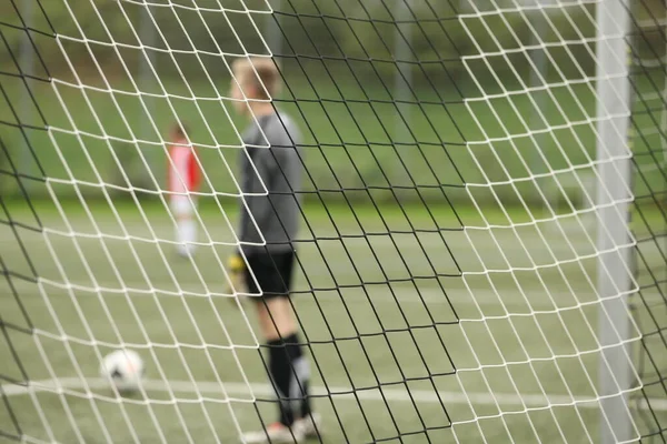 Een Jonge Vrouw Een Kooi Met Een Net — Stockfoto