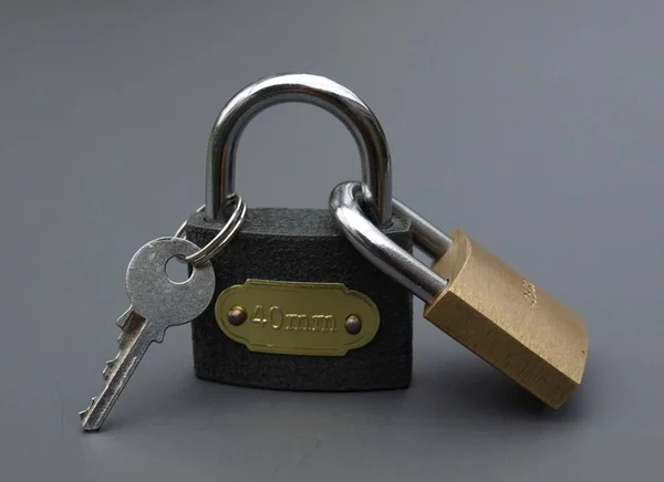 南京錠と灰色の背景の鍵 — ストック写真