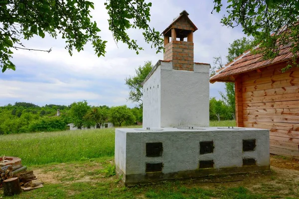 Цегляна Піч Відкритому Повітрі Трьома Місцями Приготування Їжі — стокове фото