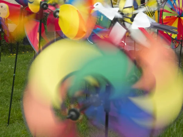 Turbinas Eólicas Infantis Rotativas Coloridas Tomadas Prado Com Tempo Exposição — Fotografia de Stock