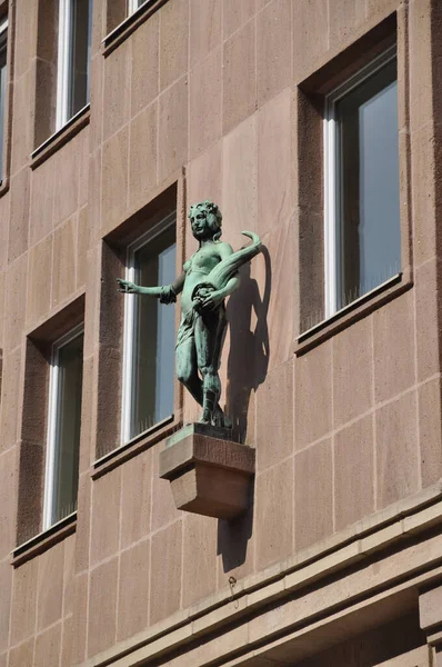 Estatua Nuremberg Escultura Pared Casa Ventanas Franken Bayern Deutschland Arquitectura —  Fotos de Stock