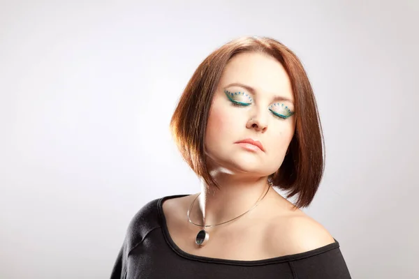 Retrato Belleza Una Mujer Con Maquillaje Llamativo — Foto de Stock