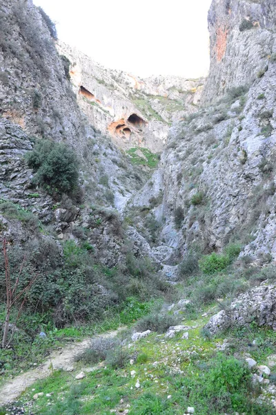 Rotsachtige Bergen Grotten Kliffen — Stockfoto