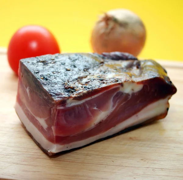 Gerookt Varkensvlees Peper Een Houten Plank — Stockfoto