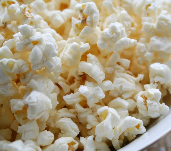 Popcorn Och Hel Del Vit Och Blå Ost — Stockfoto