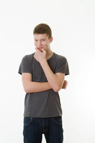 Młody Człowiek Luźnych Ubraniach Stojący Samotnie Białym — Zdjęcie stockowe