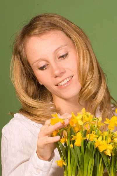 Jonge Vrouw Met Narcissen — Stockfoto
