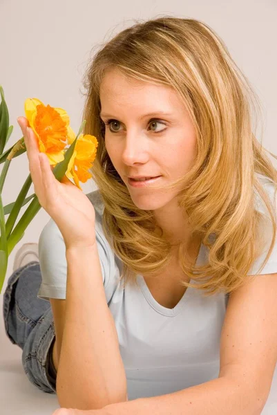 水仙の花を持つ若い女 — ストック写真