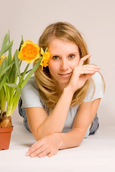 Mujer Joven Con Narcisos — Foto de Stock