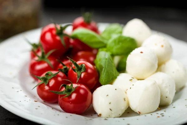 Frische Tomaten Mit Mozzarella Und Frischem Basilikum — Stockfoto