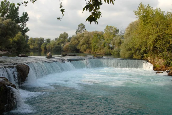 Doğanın Arka Planında Güzel Bir Şelale — Stok fotoğraf