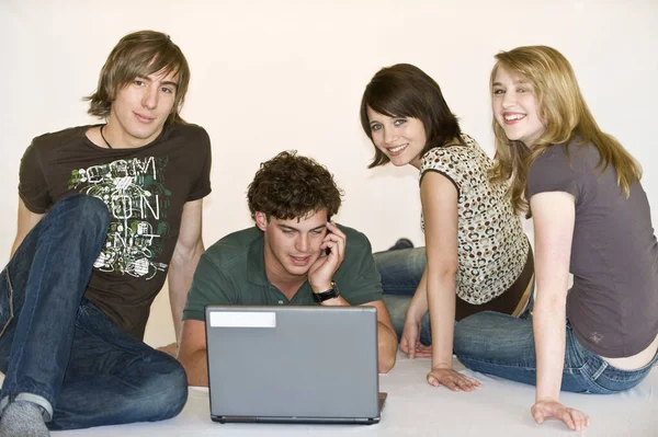 Vier Junge Leute Chillen Auf Ihren Laptops — Stockfoto