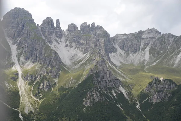 石灰岩 頑固な アルプス 高い山 チロル オーストリア 曇りの空 ピーク クロスジョック — ストック写真