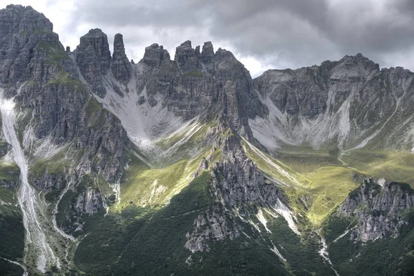 石灰石 阿尔卑斯山 蒂罗尔 奥地利 气象学 多云的天空 交叉慢跑 — 图库照片