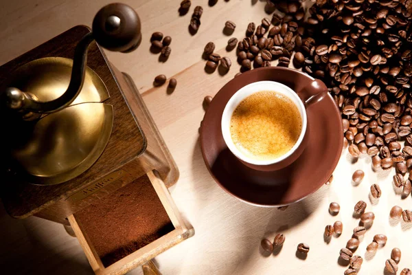 Genuss Von Frisch Gemahlenen Kaffeebohnen — Stockfoto