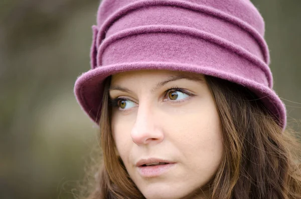 Huvudeporträtt Ung Vacker Kvinna Med Brunt Hår Dunkla Gröna Ögon — Stockfoto