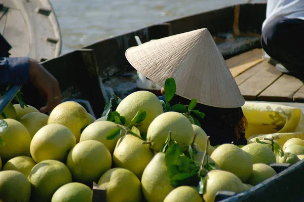 Pomelos Saleswoman Wearing Traditional Rice Straw Hat Floating Market South — Stock Photo, Image