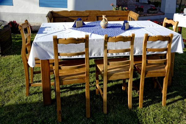 Tavolo Coperto Con Sedie Legno Panca Legno Giardino — Foto Stock