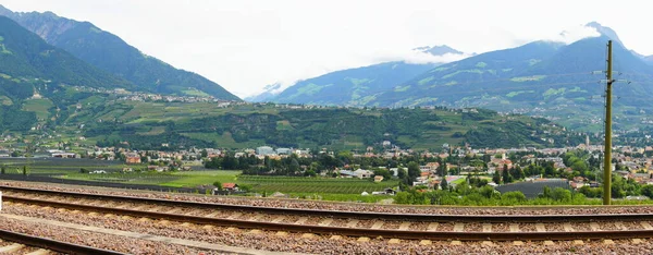 丘の上の村チロルと谷のメラノパノラママーリング近くの鉄道線路と — ストック写真