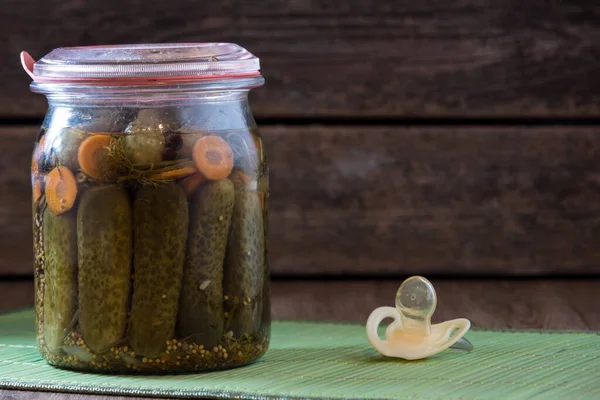 Verre Concombre Sucette Sur Table Bois — Photo