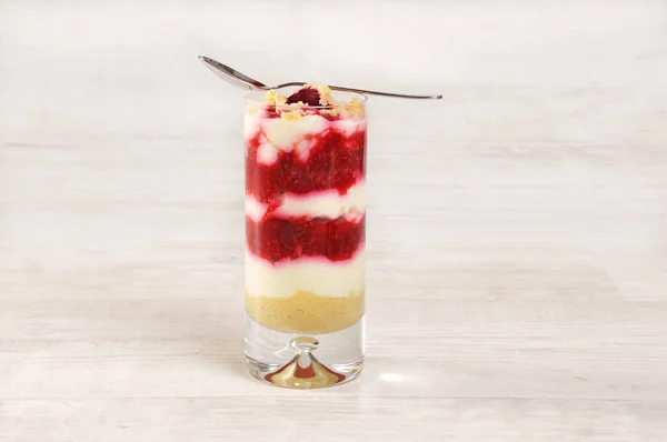 Himbeerdessert Glas Mit Löffel Auf Einem Hellen Tisch — Stockfoto