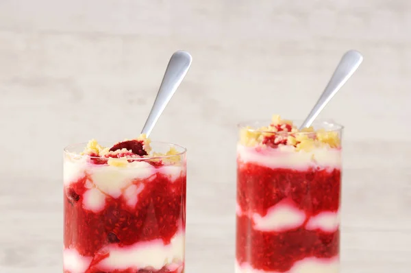 Himbeerdessert Glas Mit Löffel Auf Einem Hellen Tisch — Stockfoto