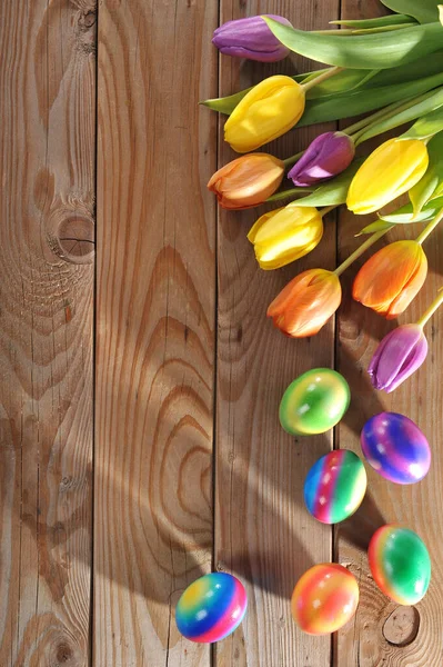 Kleurrijke Paaseieren Tulpen Oude Houten Vloeren — Stockfoto